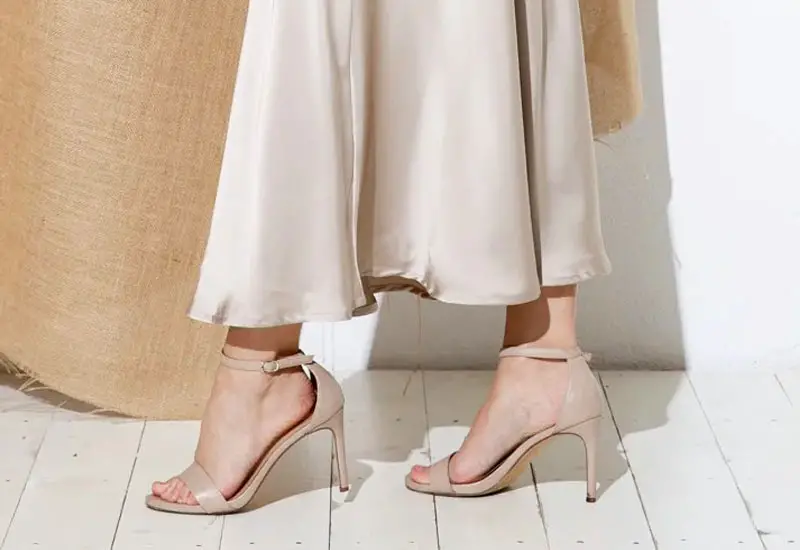 What Color Shoes to Wear With Taupe Dress