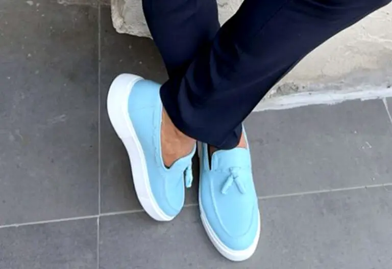 What Color Shoes to Wear With Navy Blue Pants