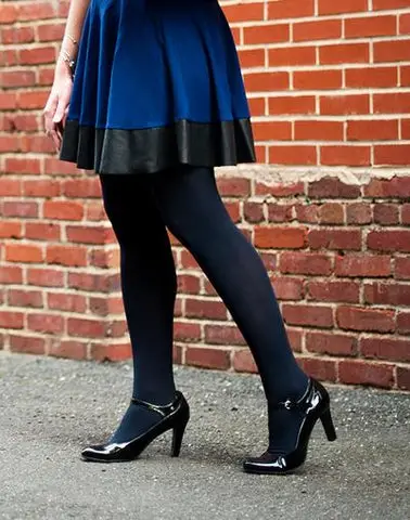 What Color Shoes to Wear With Blue Tights