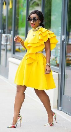 What Color Shoes to Wear With Bright Yellow Dress