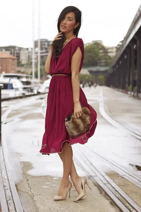 What Color Shoes to Wear With Burgundy Gown