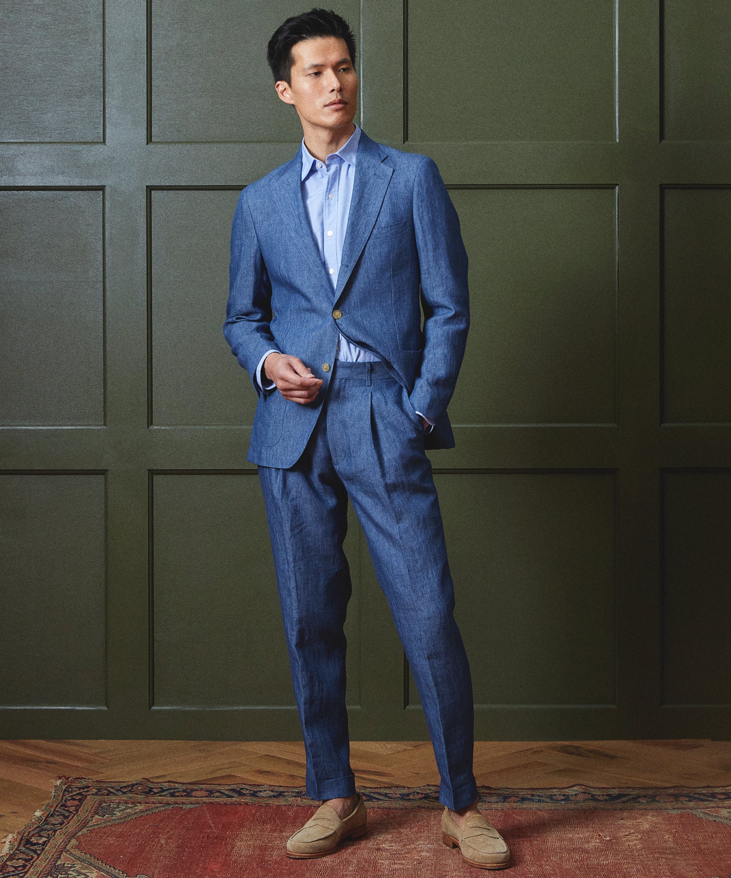 What Color Shoes to Wear With Chambray Suit